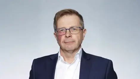 Ps julian headshot bio bigger  2   1 